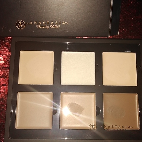 Anastasia Beverly hills light cream contour kit - Picture 1 of 3